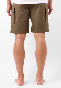 Shorts cargo marron en tissu léger, dotés de poches latérales, d'une coupe régulière et d'un ourlet se terminant juste au-dessus du genou.