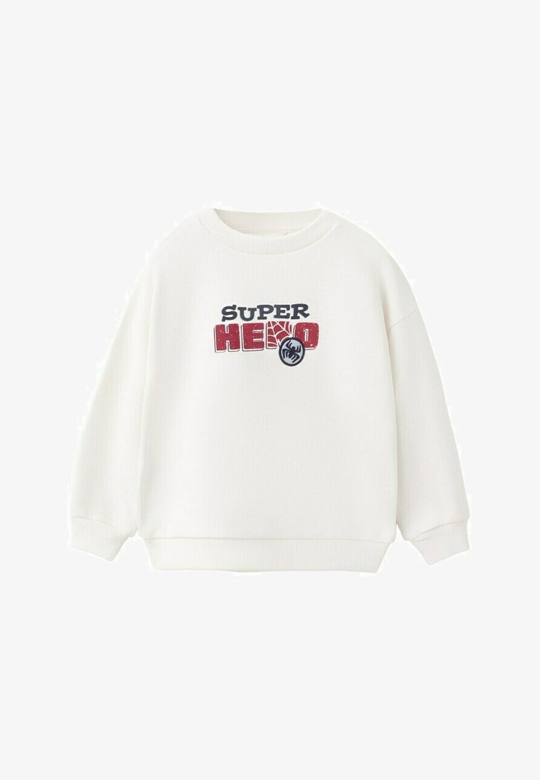 Sweatshirt blanc à manches longues avec poignets côtelés, arborant le texte « SUPER HERO » en noir et rouge avec un motif de toile d’araignée et un emblème d’araignée.