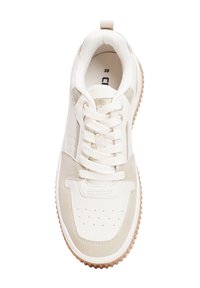 Zapatilla blanca con acentos de ante beige, punta redonda, cierre con cordones, detalles perforados en la puntera y suela de goma texturizada.