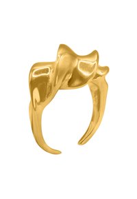 Goldfarbener Ring mit skulpturalem Design, das glatte, geschwungene Formen und eine polierte Oberfläche aufweist. Offener Bandstil, der die Fluidität der Form betont.