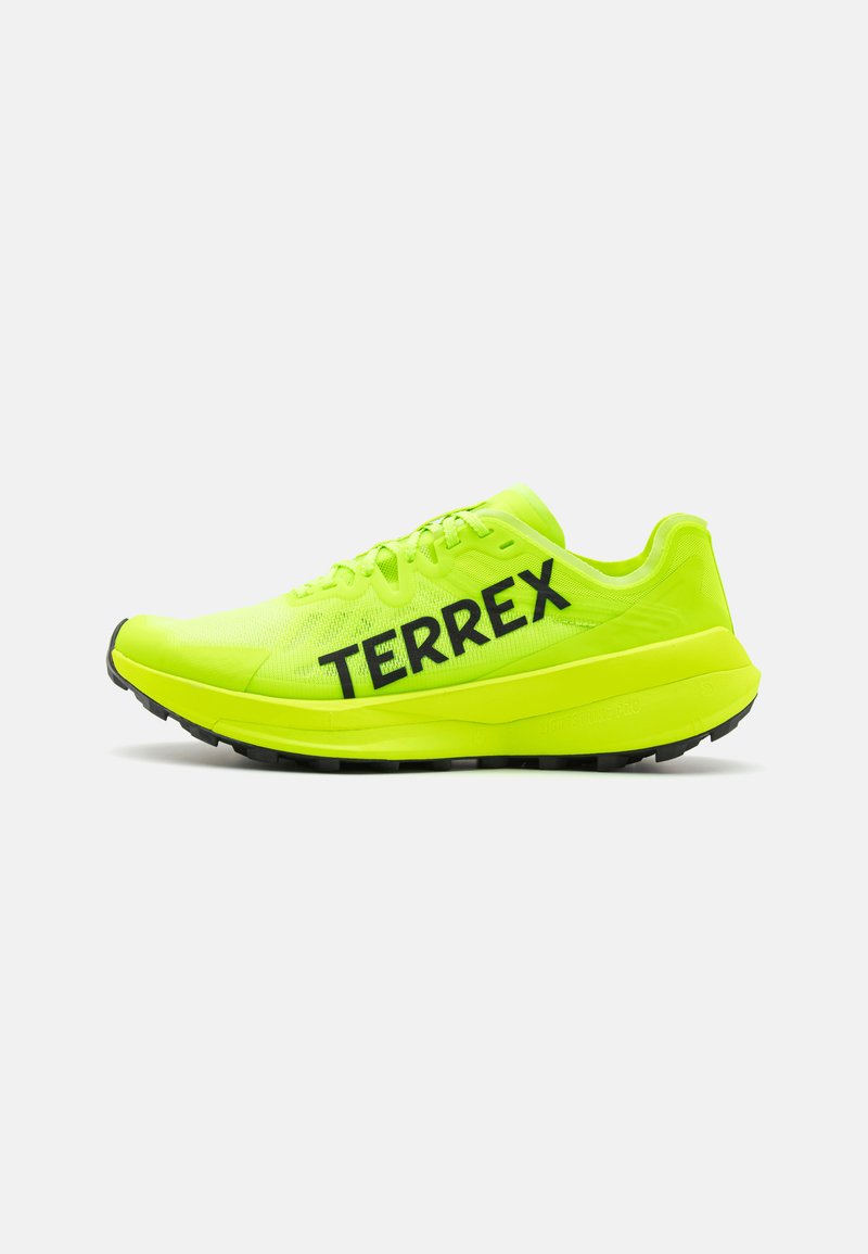 Neon gul atletiksko med netoverdel, sort "TERREX" branding, polstret krave og tekstureret gummisål til greb.