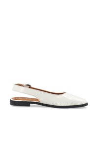 Baltas lakādas slingback aizsargapavi ar norādītu purngalu, atvērtu papēdi un mazu melnu gumijas zoli. Gluda tekstūra un minimālas dizaina detaļas.