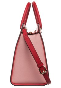 Borsa strutturata rossa e rosa con una texture liscia, manici corti e una tracolla rimovibile; presenta hardware dorato e bordi a contrasto.