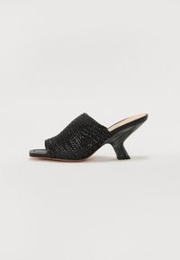 Sandal cu talpă întredată de culoare neagră, cu vârf deschis, accentuată de un toc bloc curbat și o suprafață netedă, texturată. Material durabil cu un design elegant.