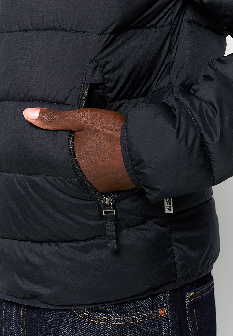 Czarna pikowana kurtka z zamykana kieszenią po lewej stronie. Charakteryzuje się gładką fakturą i dopasowanym krojem.