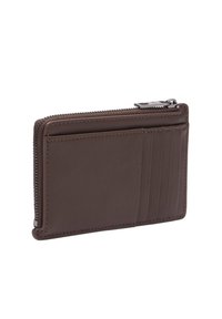 Brązowy skórzany portfel z zamknięciem na suwak, wieloma przegródkami na karty, gładką teksturą i przeszyciami wzdłuż krawędzi. Minimalistyczny design.