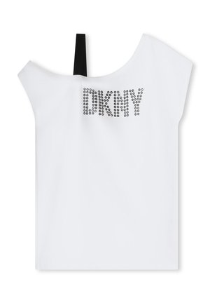 Haut blanc à manches courtes avec un décolleté asymétrique et une bretelle noire. Présente un logo "DKNY" en clous noirs sur le devant. Texture lisse.