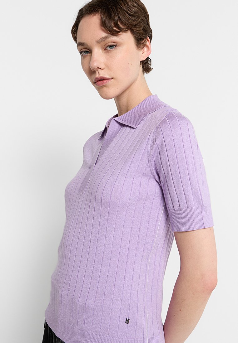 Lavendel Kurzarm-Polohemd mit geripptem Struktur, klassischem Kragen und kleinem Logo am Saum. Fein gestrickt, taillierte Passform.
