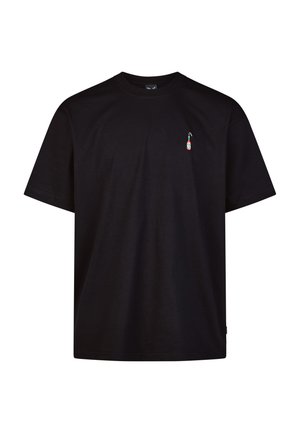 Schwarzes T-Shirt mit kurzen Ärmeln und Rundhalsausschnitt mit einer kleinen bunten Grafik einer scharfen Soßenflasche auf der linken Brustseite.