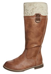 Botte haute en cuir synthétique marron avec un revers en fausse fourrure crème, des coutures décoratives et un accent métallique. Semelle robuste avec un léger talon.