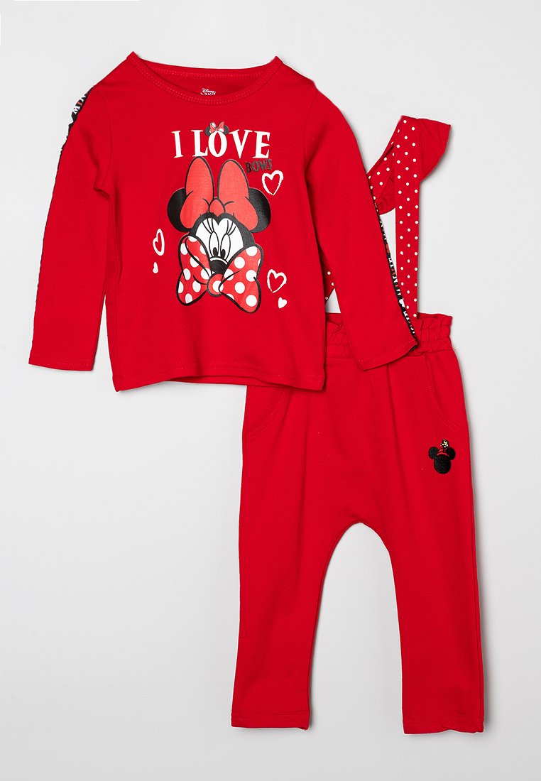 Rotes Mini-Outfit mit einem Langarmoberteil, das den Text "I LOVE BOWS" und ein Minnie-Maus-Design zeigt, sowie passenden Hosenträgerhosen mit Punkten.