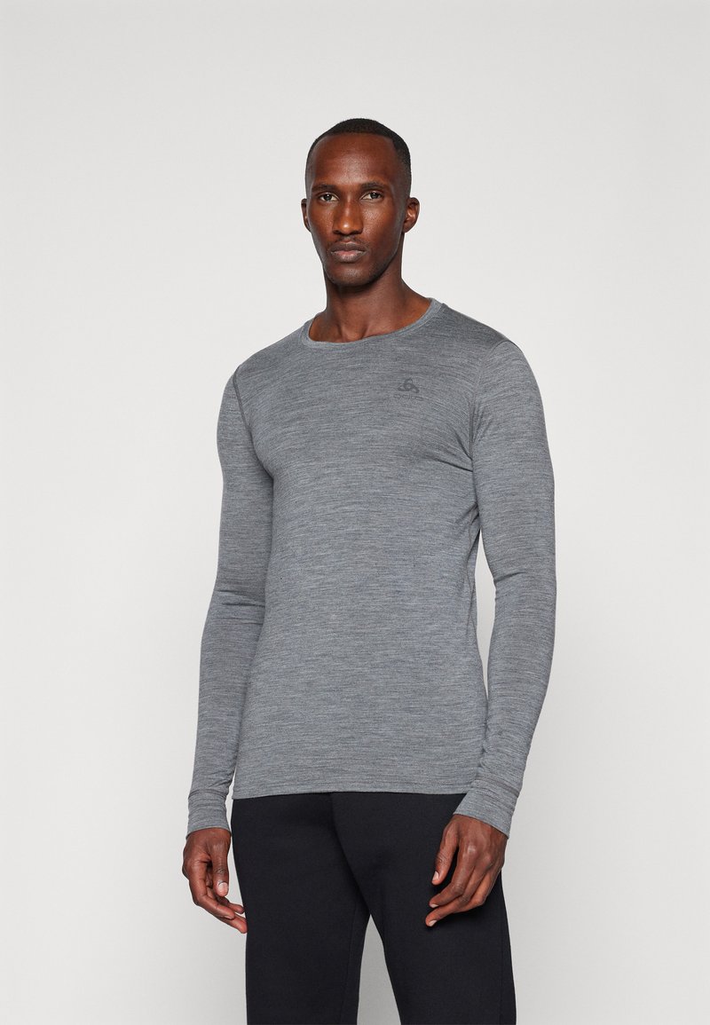 Camisa cinza de manga longa feita de um tecido texturizado, com um decote redondo e um discreto detalhe de logo no peito.