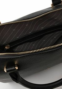 Borsa a tracolla in pelle nera con texture, dotata di chiusura con zip, interno foderato e accessori in metallo dorato, inclusi la zip e gli accessori.