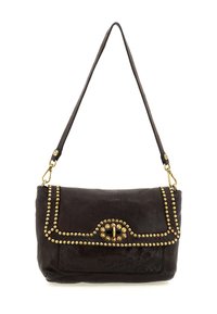 Borsa a tracolla in pelle marrone con chiusura a fermaglio, decorata con borchie dorate lungo la patta e la tracolla, caratterizzata da un materiale morbido e strutturato.