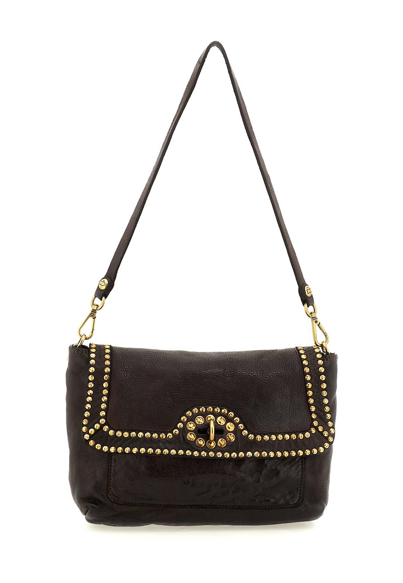 Borsa a tracolla in pelle marrone con chiusura a fermaglio, decorata con borchie dorate lungo la patta e la tracolla, caratterizzata da un materiale morbido e strutturato.