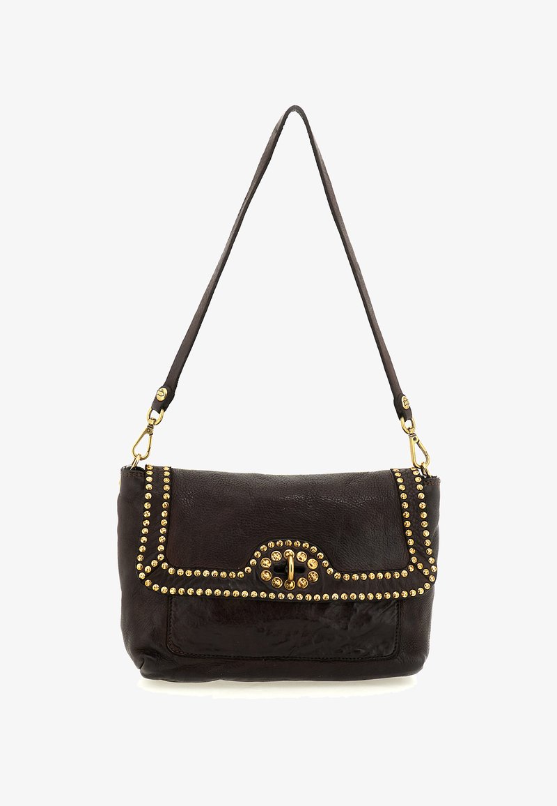 Borsa a tracolla in pelle marrone con chiusura a fermaglio, decorata con borchie dorate lungo la patta e la tracolla, caratterizzata da un materiale morbido e strutturato.