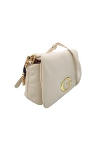Borsa a tracolla in pelle crema con un accento in logo dorato, dotata di chiusura a patta e una tracolla a catena per opzioni di trasporto versatili.