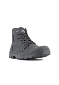 Sneaker alta nera con tomaia in tela, suola in gomma, punta rotonda, cuciture rinforzate e patch con logo sul lato. Presenta accenti in gomma testurizzata.