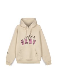 Sudadera beige con un bolsillo frontal, que presenta un atrevido estampado en rosa "GRMY" y acentos en negro de llamas por encima del texto. Textura de tela suave.