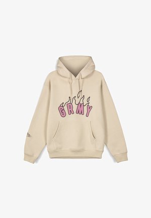 Beige hoodie met een voorzak, voorzien van een bold roze "GRMY" print en zwarte vlamaccenten boven de tekst. Zacht stofgevoel.