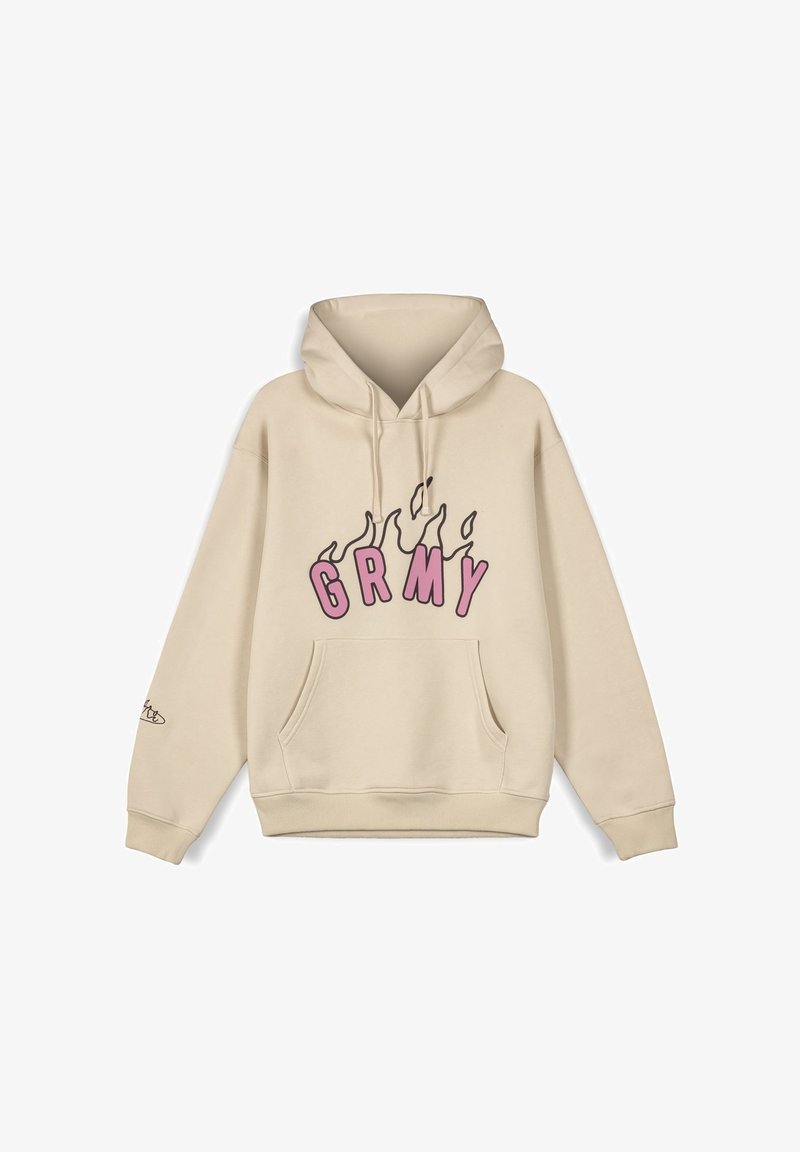 Sudadera beige con un bolsillo frontal, que presenta un atrevido estampado en rosa "GRMY" y acentos en negro de llamas por encima del texto. Textura de tela suave.