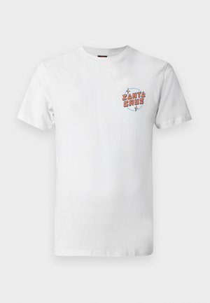 Witte T-shirt met korte mouwen, voorzien van kleine oranje "Santa Cruz" tekst en blauwe cirkelafbeelding op de linkerborst.