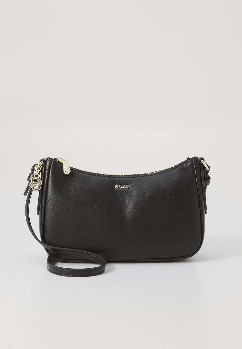 Borsa a tracolla in pelle nera con forma curva, dettagli in metallo dorato, chiusura con zip e tracolla regolabile. Presenta il logo del marchio sul davanti.