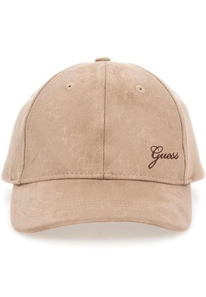 Beżowa czapka bejsbolowa z zamszu z delikatnym tłoczonym wzorem i brązowym haftowanym logo "Guess" na przednim prawym panelu.