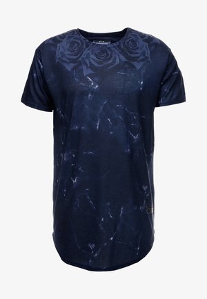 Marineblaues T-Shirt mit marmorierter Textur, das ein rosafarbenes Grafikdesign auf der Brust und einen runden Ausschnitt aufweist. Kurze Ärmel und lockere Passform.