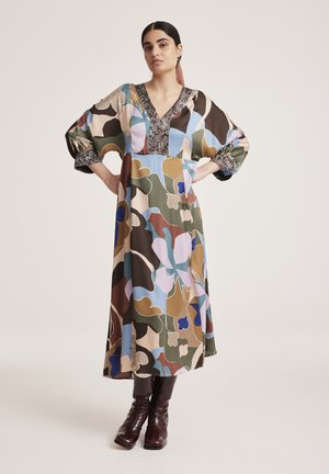 Langärmliges, V-Ausschnitt-Kleid mit einem bunten Blumenmuster in Grün, Blau und Braun, mit bestickten Details am Ausschnitt.