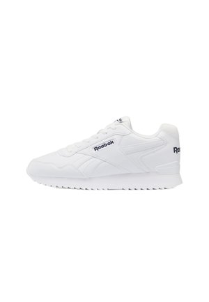 Białe niskie buty sportowe Reebok z systemem sznurowania i logo po boku, na języku i na pięcie, pokazane z zewnętrznej strony na jednolitym tle.