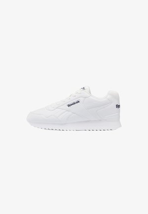 Witte Reebok lage sneaker met vetersluiting en logo op de zijkant, tong en hiel, getoond vanaf de buitenkant op een effen achtergrond.
