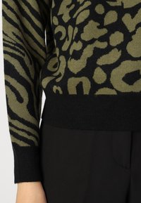 ONLY ONLJENNI ANIMAL PULLOVER - Jumper - black/olive night