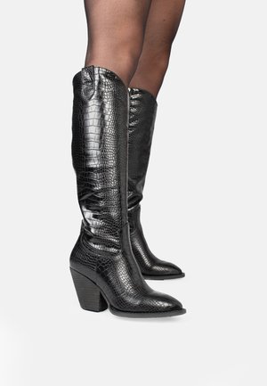 Kniehoge zwarte laarzen van krokodillenembossed leer met een spitse neus en een chunky hak, met een stijlvolle glanzende afwerking en zijnaaddetails.