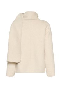 Krēmkrāsas garroku jaka ar pieskaņotu pievienotu šalli, kas pārmetta pāri kreisajai plecam, attēlota no aizmugures uz baltas fona.