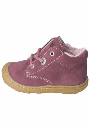 Rosa Lederstiefel mit weicher Fellfutter, runder Zehenpartie und kontrastierender beiger Gummisohle. Mit genähten Details und Metallösen.