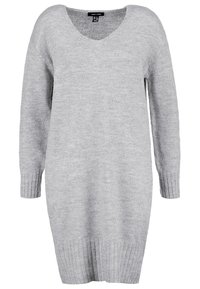 Robe pull grise tricotée avec un col en V, manches longues et ourlet côtelé. Texture douce, coupe ample et longueur mi-longue.