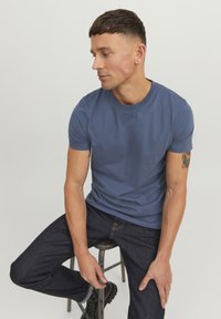 R.D.D. ROYAL DENIM DIVISION RDD DAN - Základné tričko - ombre blue