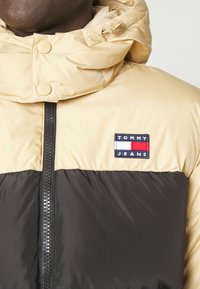 Tommy Jeans ALASKA COLORBLOCK PUFFER - Chaqueta de plumas - black