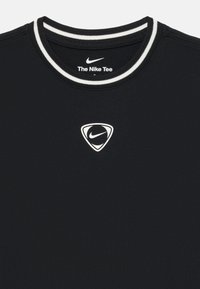 Czarna koszulka sportowa z okrągłym dekoltem i białymi paskami oraz białym logo Nike na piersi, wykonana z gładkiego, przewiewnego materiału.