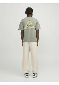 Jack & Jones - JCOTRIANGLE CREW NECK  - Camiseta estampada - desert sage Imagen en miniatura 1