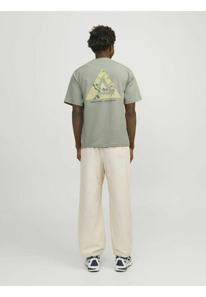 JCOTRIANGLE CREW NECK  - T-shirt con stampa - desert sage