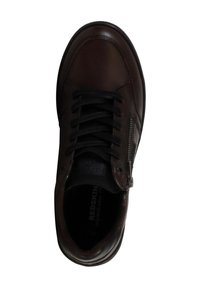 Sneaker in pelle marrone con lacci neri e cerniera laterale. Punta rotonda e colletto imbottito. Suola testurizzata per la presa. Etichetta visibile all'interno.