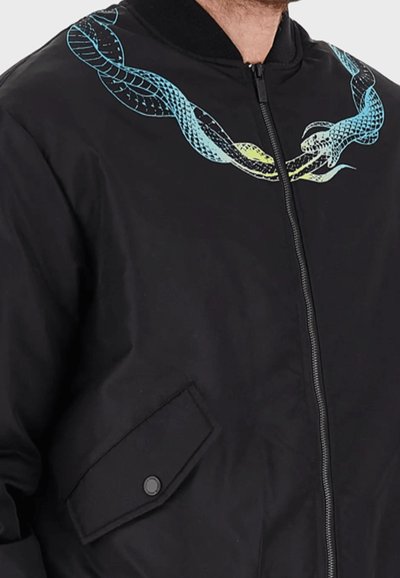 Giacca bomber nera con chiusura a zip, colletto a costine e una grafica di serpenti intrecciati in blu e giallo lungo il girocollo.