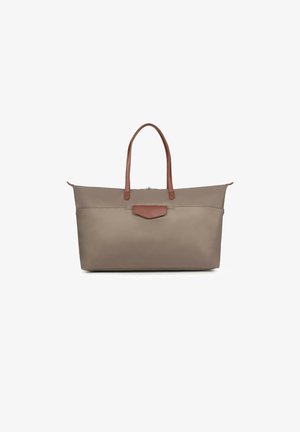 Grijze tote bag met een gladde textuur, bruine leren handvatten en accent. Beschikt over een ritsluiting en een klepzak aan de voorkant.