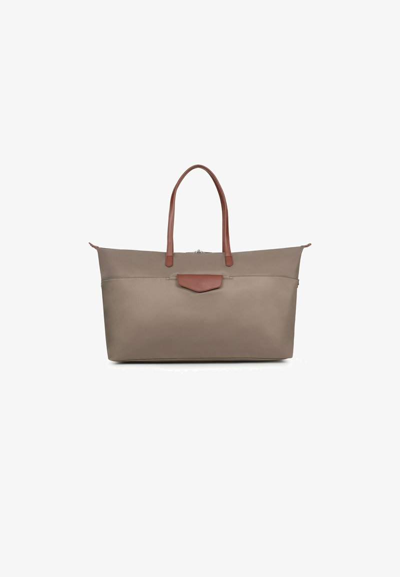 Grijze tote bag met een gladde textuur, bruine leren handvatten en accent. Beschikt over een ritsluiting en een klepzak aan de voorkant.