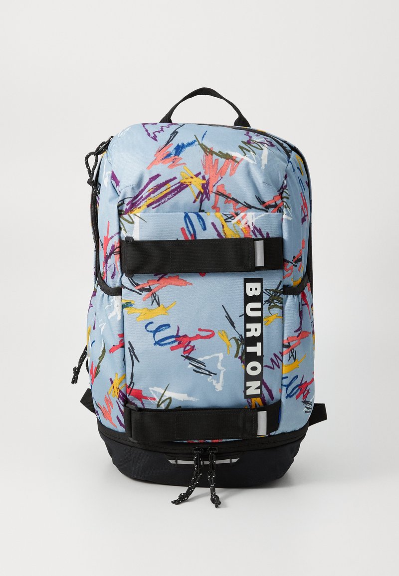 Burton-Rucksack aus hellblauem Stoff mit mehrfarbigen abstrakten Mustern. Schwarzer Boden und Riemen, mit einem Frontlogo und Schnallenakzenten.