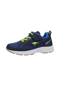Sportschuhe mit einem marineblauen Mesh-Obermaterial, blauen Akzenten und neongelben Schnürsenkeln. Verfügt über einen Klettverschluss und eine weiße Gummisohle mit Profil.