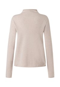 Jasnobeżowy sweter wykonany z miękkiego, teksturowanego materiału, z długimi rękawami i wysokim kołnierzem, z lekko zaokrąglonym dołem z tyłu.