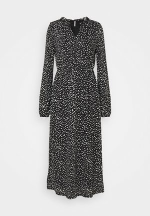 Czarna sukienka z długimi rękawami, dekoltem w serek, taliowana, z białym abstrakcyjnym wzorem. Zwiewny materiał sięgający do kostek.